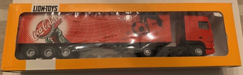 10153-2 € 35,00 coca cola vrachtwagen afb voetbal geheel ijzer ca 30 cm (1x zonder doos).jpeg